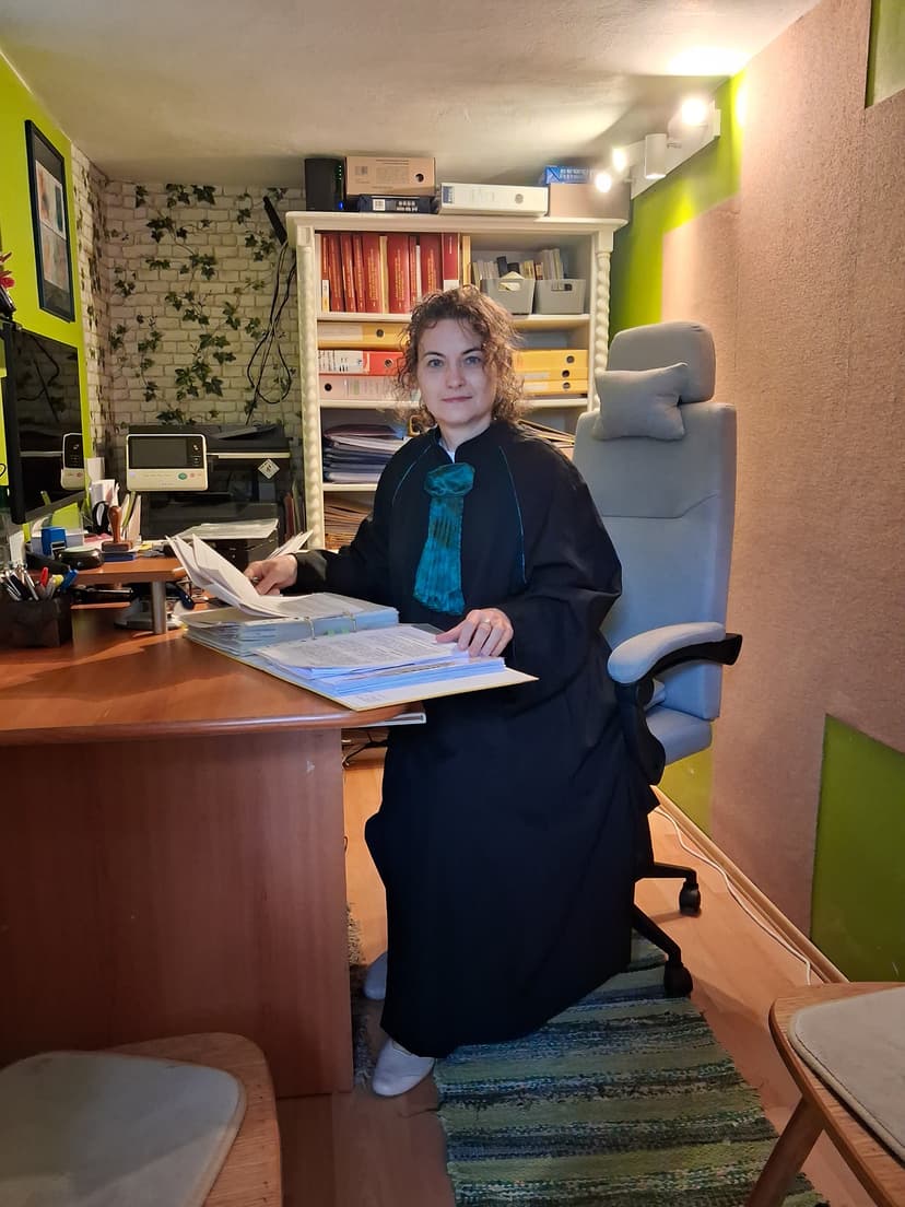 dr. Léner-Pintér Sára az irodájában